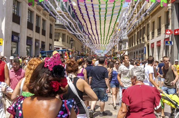 Malaga, Spanje - 14 augustus: Een jonge paar kijken mensen flamenco dansen op de Malaga augustus Fair op augustus, 14, 2009 in Malaga, Spanje — Stockfoto