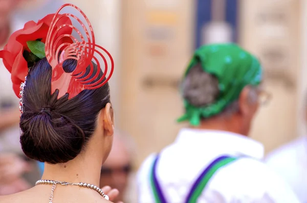 Malaga, Spanien - 14, augusti: Ett ungt par tittar folk dansar flamenco på Malaga augusti Fair på augusti 14, 2009 i Malaga, Spanien — Stockfoto