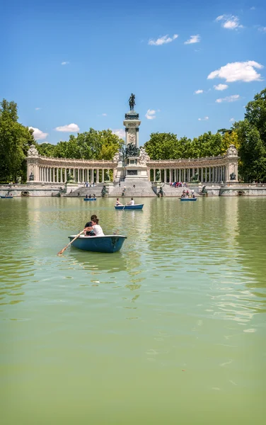 MADRID, 22 NOVEMBRE : Les gens profitent de leur temps libre au Buen Re — Photo