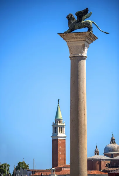 Gevleugelde St Mark Lion-symbool van Venetië op een kolom - Venetië, Ita — Stockfoto