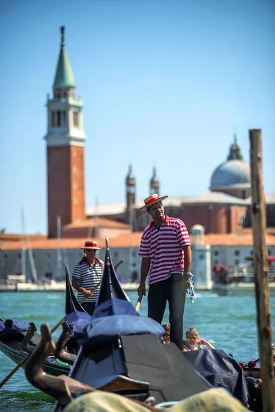 Venedig, Italien - 12 juli: Gondoljär kryssade hans handel i Venedig jag — Stockfoto
