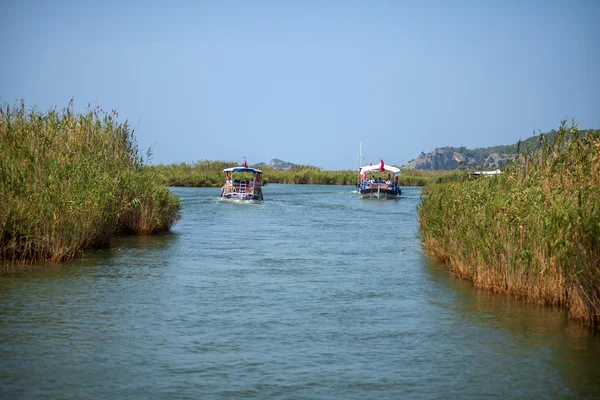 TURQUÍA, DALYAN, MUGLA - 19 DE JULIO DE 2014: Barcos de río turístico con turistas en la desembocadura del río Dalyan —  Fotos de Stock