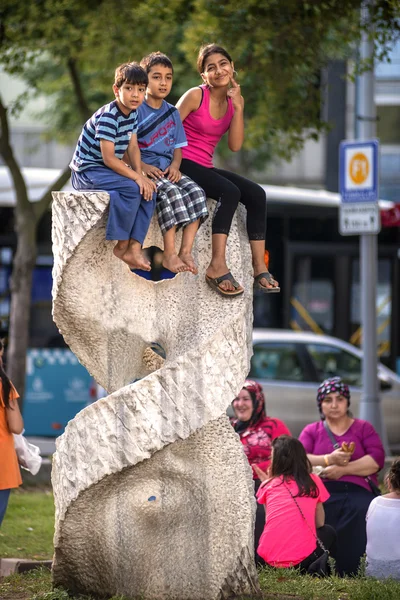 ISTANBUL, TURCHIA - 07 LUGLIO: Bambini sopra una scultura del parco il 0 luglio — Foto Stock