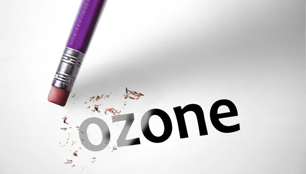 Radiergummi löscht das Wort Ozon — Stockfoto