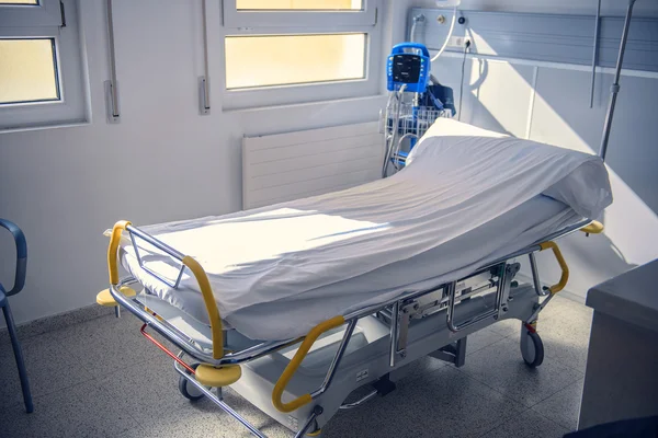 Leeres Bett auf der Krankenstation — Stockfoto