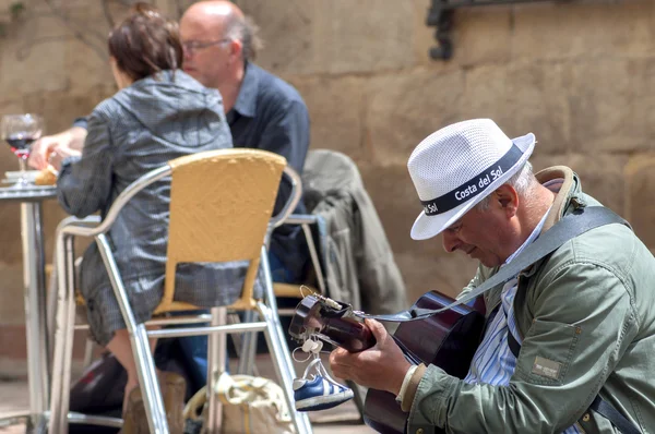 Malaga, Spanje - 29 April: Twee mannen spelen Spaanse gitaar en zonde — Stockfoto