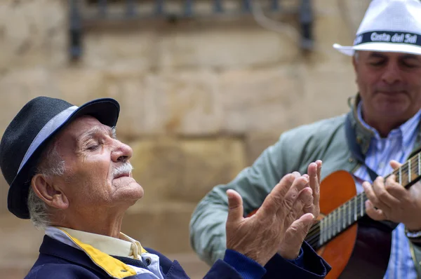 MALAGA, SPAGNA - 29 APRILE: Due uomini che suonano la chitarra spagnola e peccano — Foto Stock