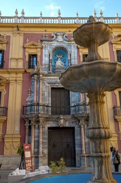 MALAGA - 12 DE JUNIO: Vistas a la calle de la ciudad con terrazas y cafeterías —  Fotos de Stock