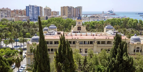 MALAGA - JUNE 12: City street view with City Hall building on Ju — Stock Photo, Image