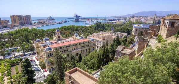 Pedro luis alonso gärten, das gebäude des stadthauses und tha alcaza — Stockfoto