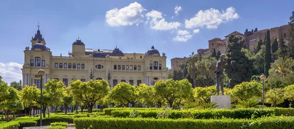 Pedro Luis Alonso tuinen en het stadhuis gebouw in Malaga, — Stockfoto