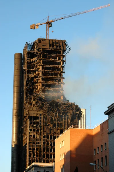 MADRID - 13 DE FEBRERO: El edificio quemado de la Torre Windsor de Madrid —  Fotos de Stock