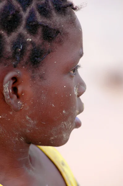 Senegal - 17 September: Liten flicka från ön Carabane — Stockfoto