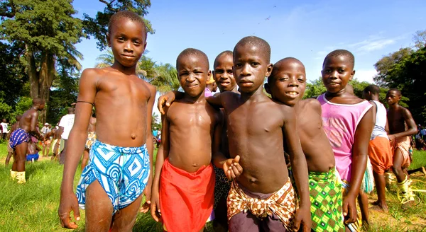 SENEGAL - 19 СЕНТЯБРЯ: Дети в традиционной борьбе (борьба — стоковое фото