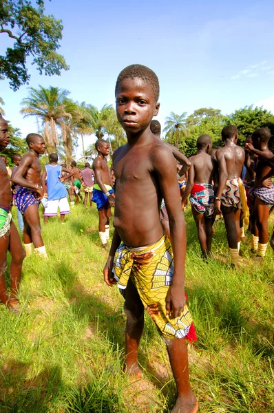 Senegal - 19 września: Dzieci w tradycyjnych zmagań (wrestl — Zdjęcie stockowe