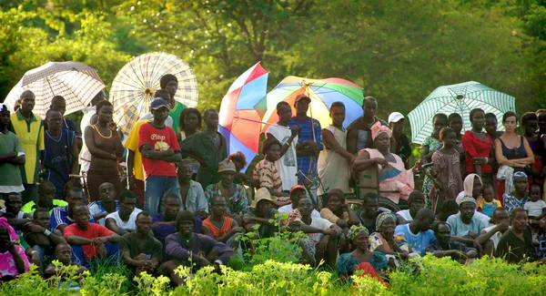 Senegal - 19 września: Widzów obserwujących tradycyjnych FA — Zdjęcie stockowe