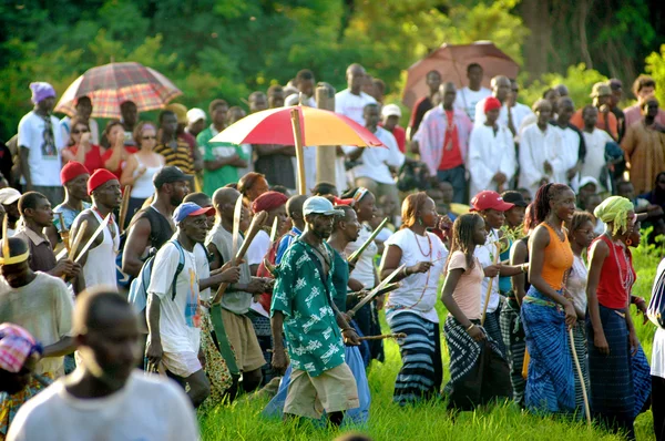 SENEGAL - 19 SEPTEMBRE : Spectateurs observant le stru traditionnel — Photo