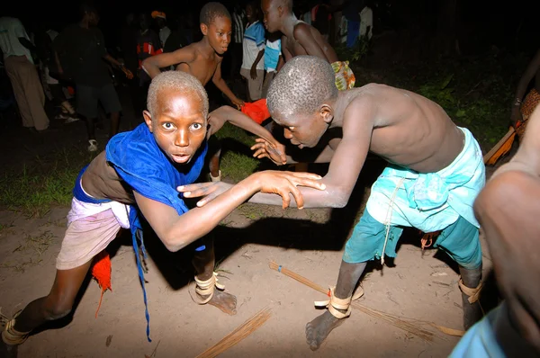 SENEGAL - SEPTEMBER 19: Kids in the traditional struggle (wrestl — Stock Photo, Image