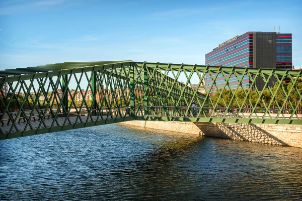 МАДРИД 1 июля 2014 г.: Река Мансанарес, мост и Рибера-д — стоковое фото
