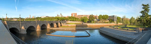 Panoramisch uitzicht. Madrid Skyline met de Segovia brug, Almudena — Stockfoto