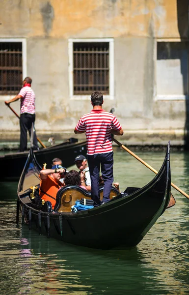 VENECIA, ITALIA - 12 DE JULIO: Gondolier ejerce su actividad en Venecia I —  Fotos de Stock