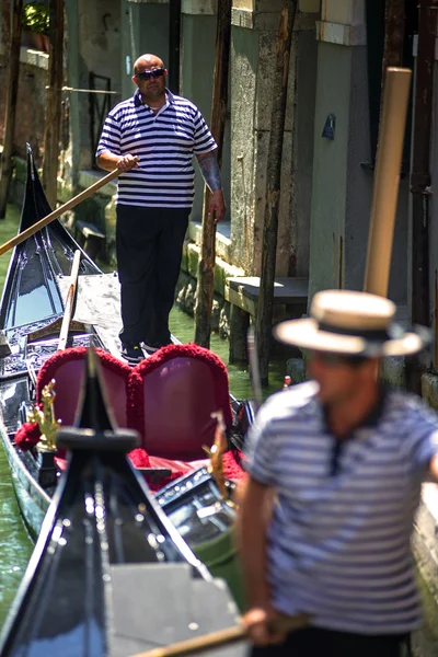 Venedig, Italien - 12 juli: Gondoljär kryssade hans handel i Venedig jag — Stockfoto