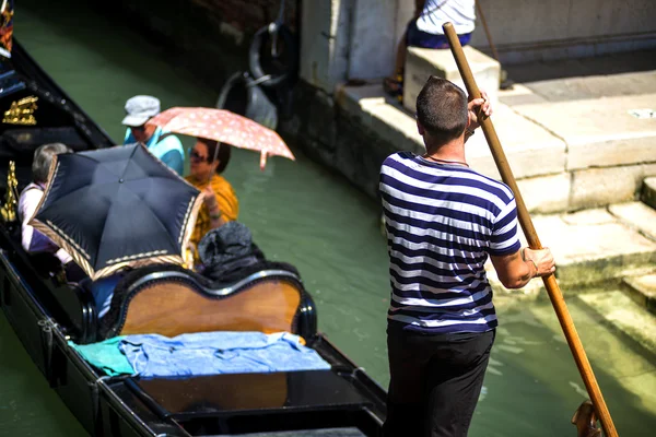 Venedig, Italien - 12 juli: Gondoljär kryssade hans handel i Venedig jag — Stockfoto