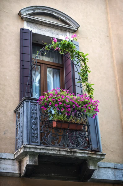 Ventana en un edificio antiguo en Venecia, Italia . — Foto de Stock