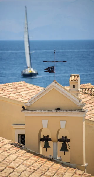 Boot en kerk in Corfu, Griekenland — Stockfoto