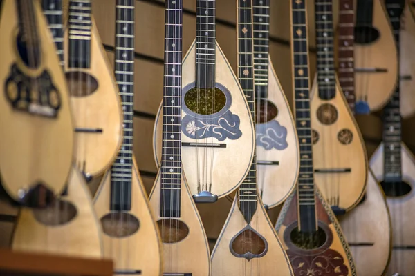 Lutes, Typical greek instrument, in a store in Athens, Greece — Stock Photo, Image