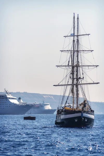 Santorini, Griekenland - 30 juni: Toeristische schepen in de haven op Ju — Stockfoto