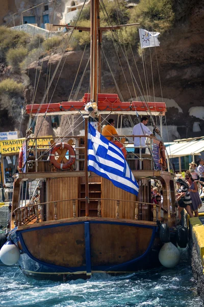 SANTORINI, GRECIA - 30 DE JUNIO: Barcos turísticos en el puerto de Ju — Foto de Stock