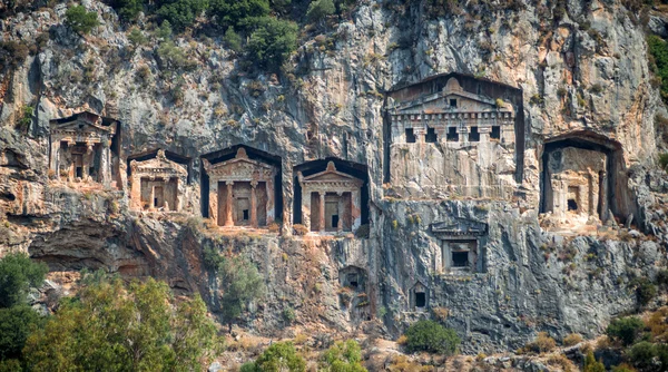 Каунасские скальные гробницы из Даляня, Ортака, Турция — стоковое фото