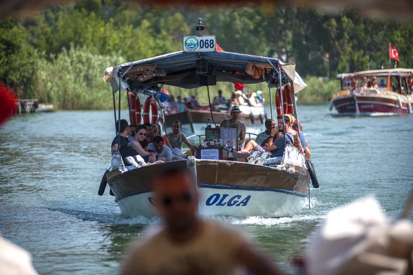ТУРКЕЙ, Далян, Мугла - 19 июля 2014 года: Туристические речные лодки с туристами в устье реки Далянь — стоковое фото