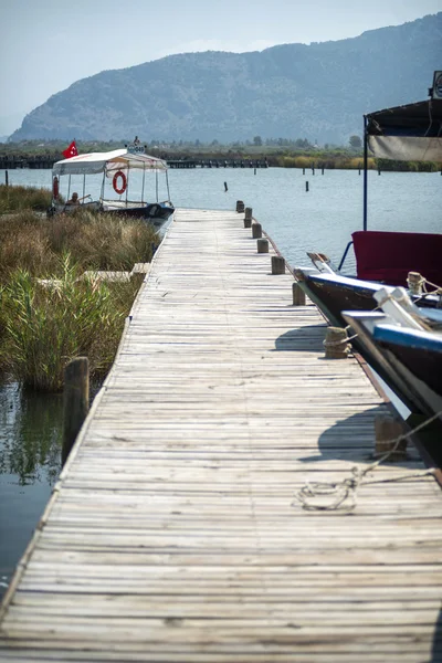 TURKEY, DALYAN, MUGLA - 19 июля 2014 года: Туристическая река Лодки остроумие — стоковое фото