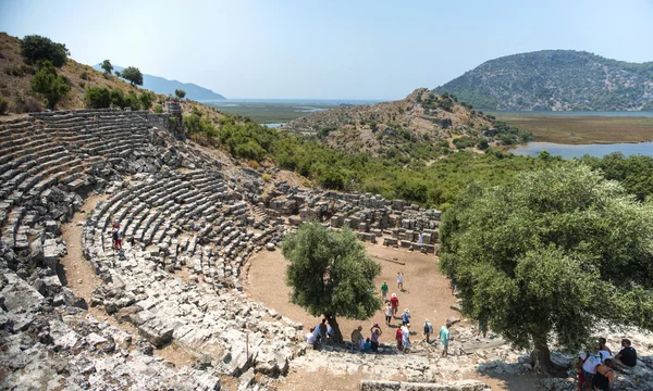 Vista de las ruinas del anfiteatro en la antigua ciudad de Kaunos (Turquía ) — Foto de Stock