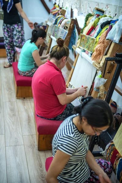 Каппадокия - 17 мая: Женщина, работающая на производстве ковров — стоковое фото