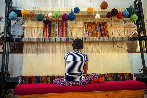 CAPPADOCIA - MAY 17 : Woman working at the manufacture of carpet — Stock Photo, Image