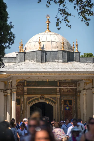 Стамбул, Туреччина - 07 липня: Відвідувачів в палацу Топкапи липня 0 — стокове фото