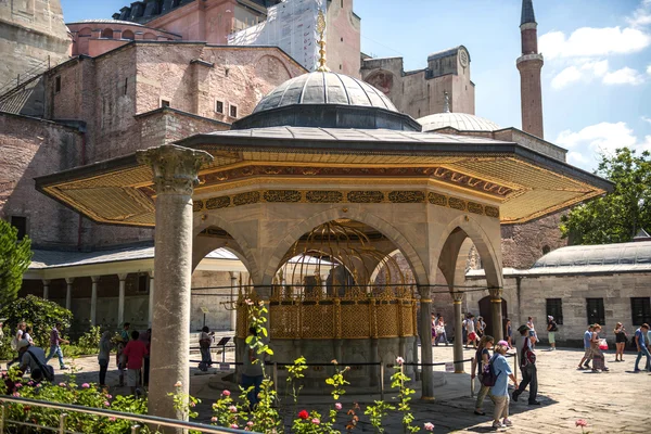 Istanbul, Turecko - Červenec 07: Návštěvníci uvnitř mešity Hagia Sofia — Stock fotografie