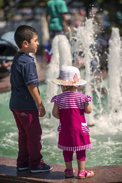 Istanbul, Turkije - 07 juli: Kinderen over een park fontein op 07 juli — Stockfoto