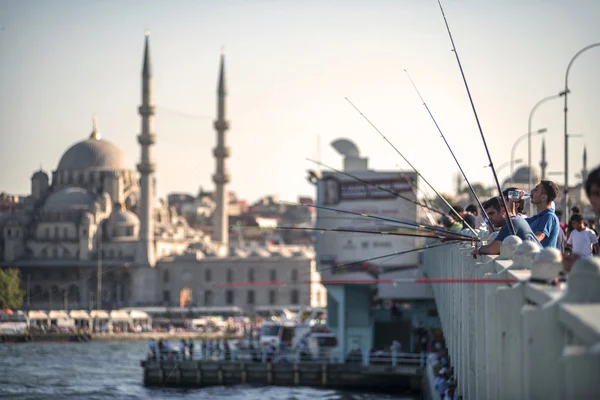 Istanbul, Türkiye - Ekim 09: Balıkçılar Istamb Galata Köprüsü üzerinde