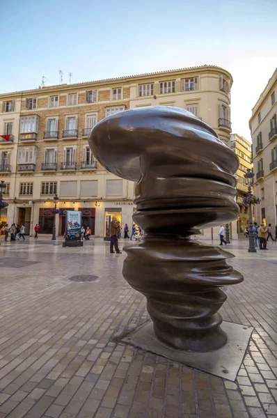 MALAGA - 12 DE JUNIO: Vistas a la calle de la ciudad con terrazas y cafeterías — Foto de Stock