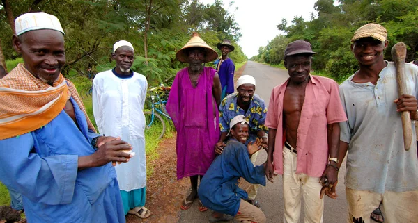 Senegal - 12 juni: grupp av män som tar en paus under deras arbete — Stockfoto