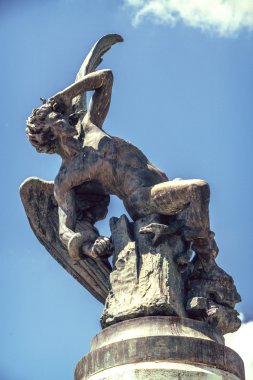 İspanya, Madrid, Fallen Angel heykel Retiro Parkı