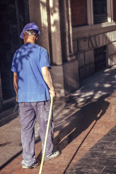 スペイン、マドリッド、通り掃除の通りに水をまく — ストック写真