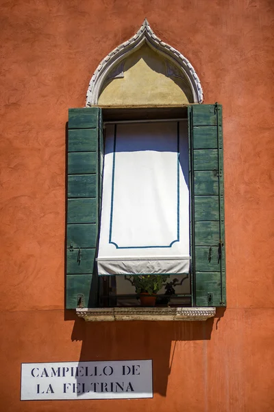 Ιταλία, Βενετία, παράθυρο σε ένα παλιό κτίριο — Φωτογραφία Αρχείου