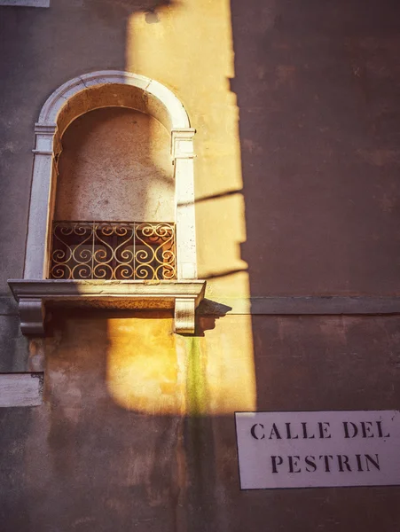 太陽の光とイタリア、ヴェネツィア、ウィンドウ — ストック写真