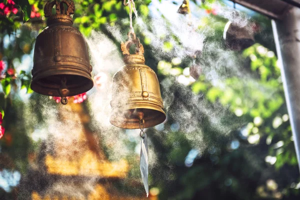 Klockor i buddhistiska tempel — Stockfoto