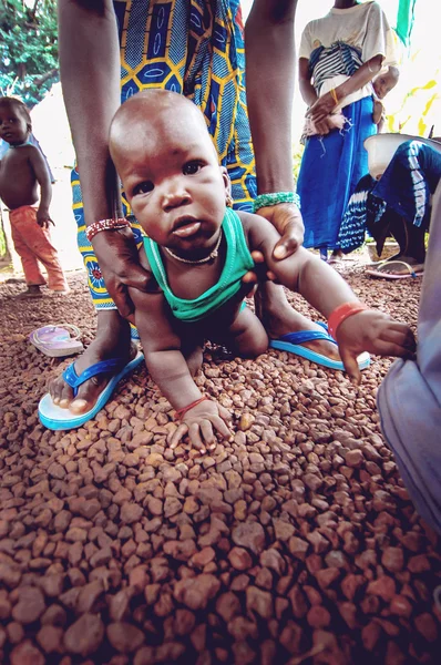 SENEGAL - 17 DE SEPTIEMBRE: Bebé de la etnia Bédica, el Bédico —  Fotos de Stock